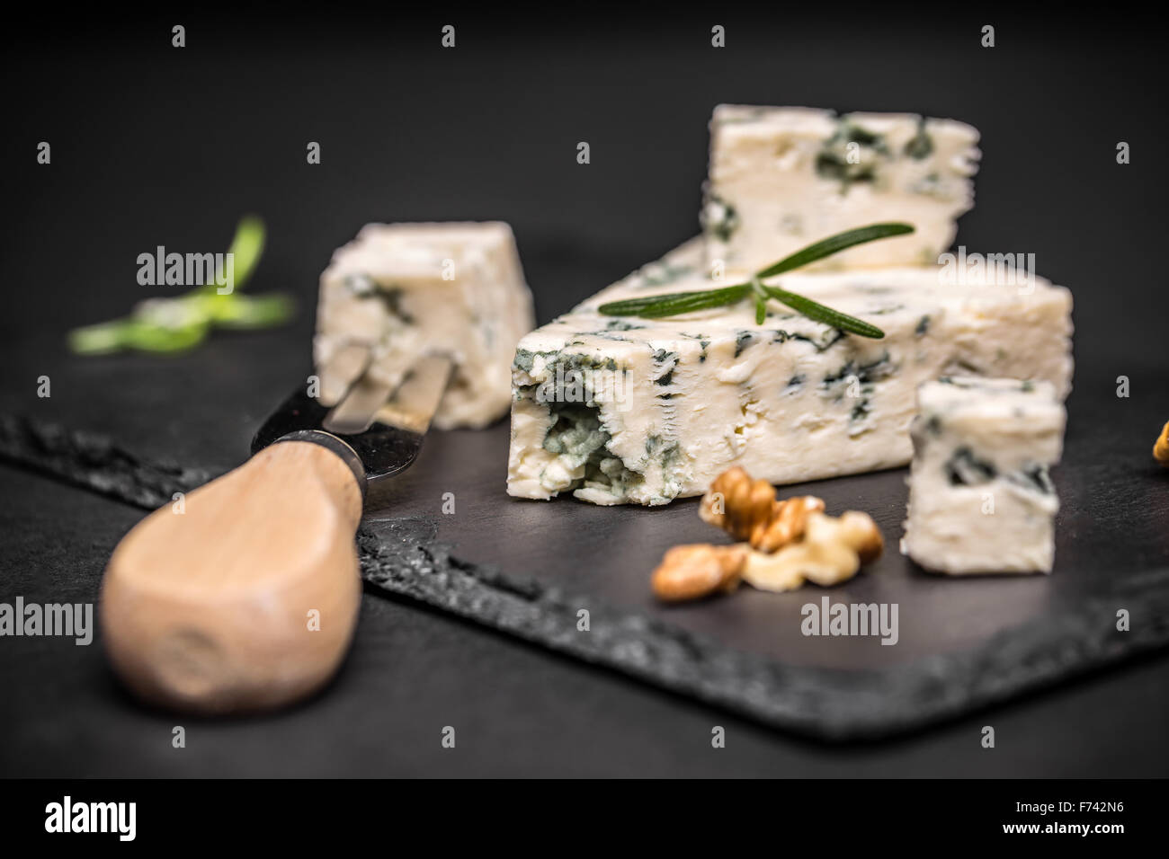 Formaggio con stampo sul nero ardesia Foto Stock