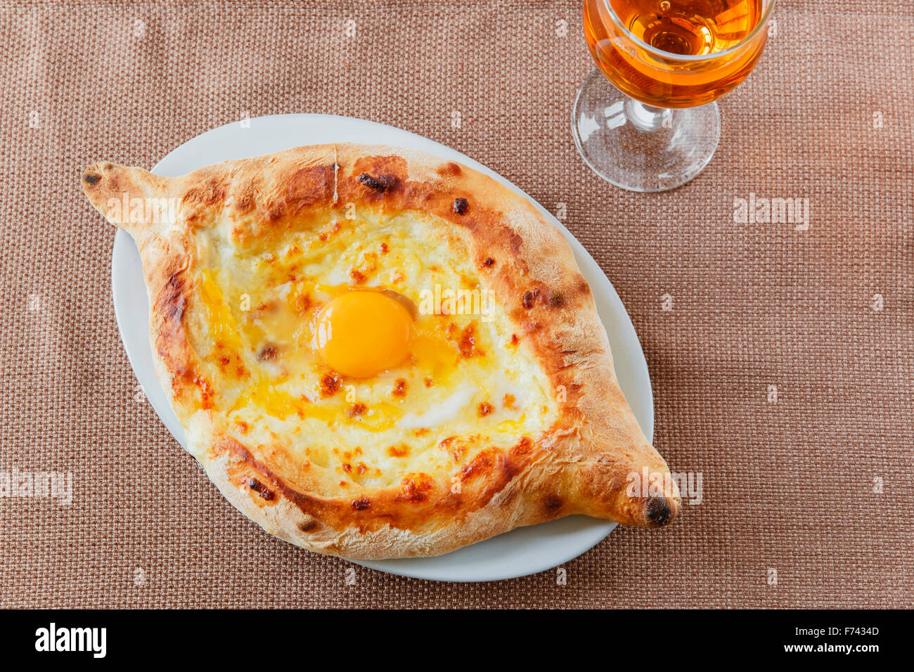 Aprire la torta con uova e formaggio adzharian khachapuri con su una piastra Foto Stock