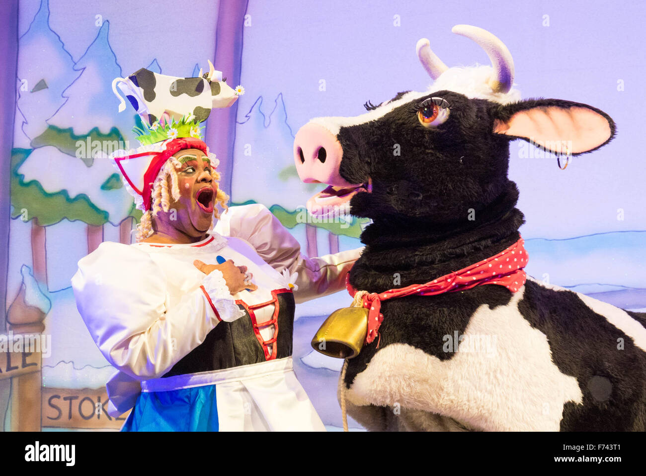 Hackney Empire Theatre, Londra, 25 novembre 2015. Hackney Empire presenta Jack e il Beanstalk come loro 2015 Natale pantomime. Londra più famoso panto star Hackney Empire la propria Olivier designato dame Clive Rowe come Dame Daisy Trott, Olivier Award-nominato Bodyguard attrice Debbie Kurup come Jack e Hackney Panto preferito Kat B come pupazzo di neve. Nella foto: Clive Rowe come Dame Trott a margherita con la mucca. Credito: Paolo Davey/Alamy Live News Foto Stock