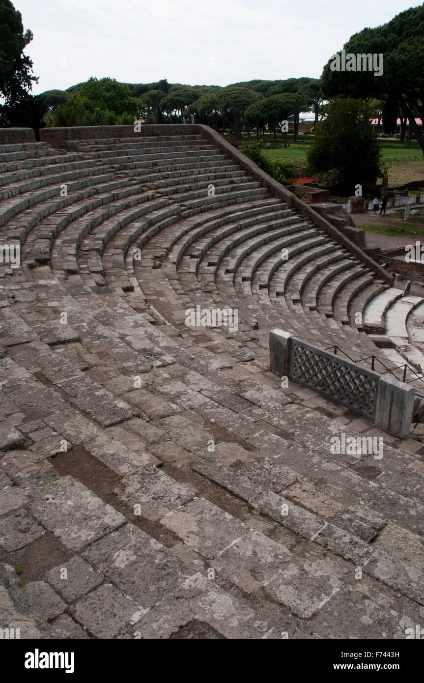 Il teatro nella città del porto di Ostia Antica di Roma antica fornisce posti a sedere per diverse migliaia di persone ed è ancora in uso. Foto Stock