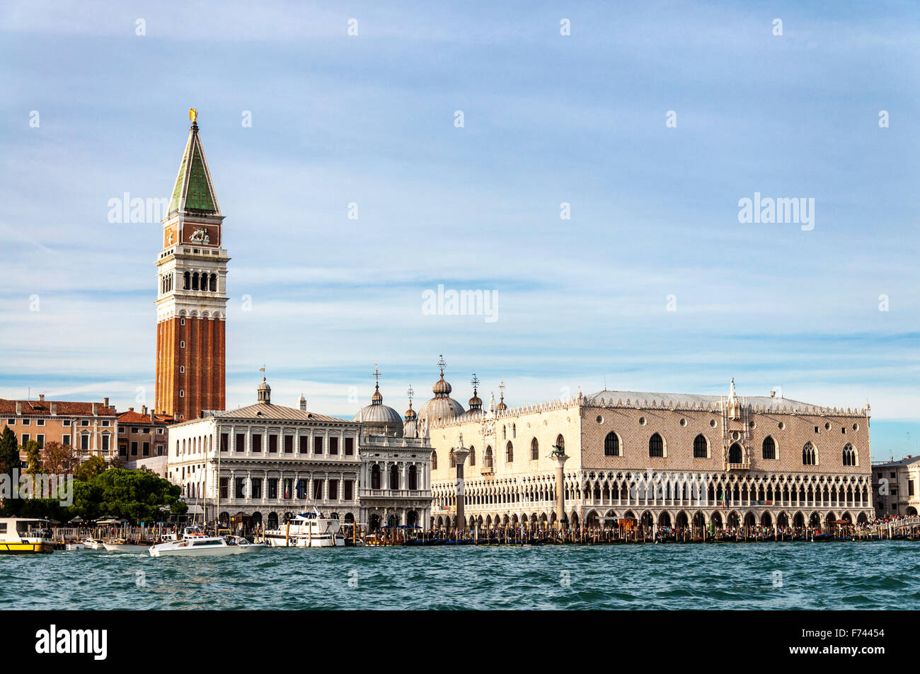 Venezia. L'Italia. Il Palazzo Ducale e il campanile sul Canale di San Marco Foto Stock