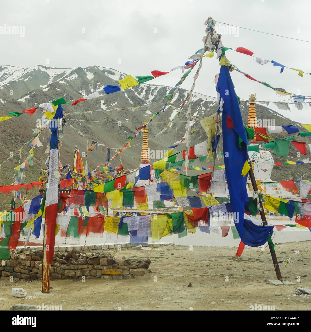 Svolazzanti bandiere da preghiera buddista - Kunzum La, o Kunzum Pass, tra Valle di Spiti e Lahaul Valley, Himachal Pradesh Foto Stock