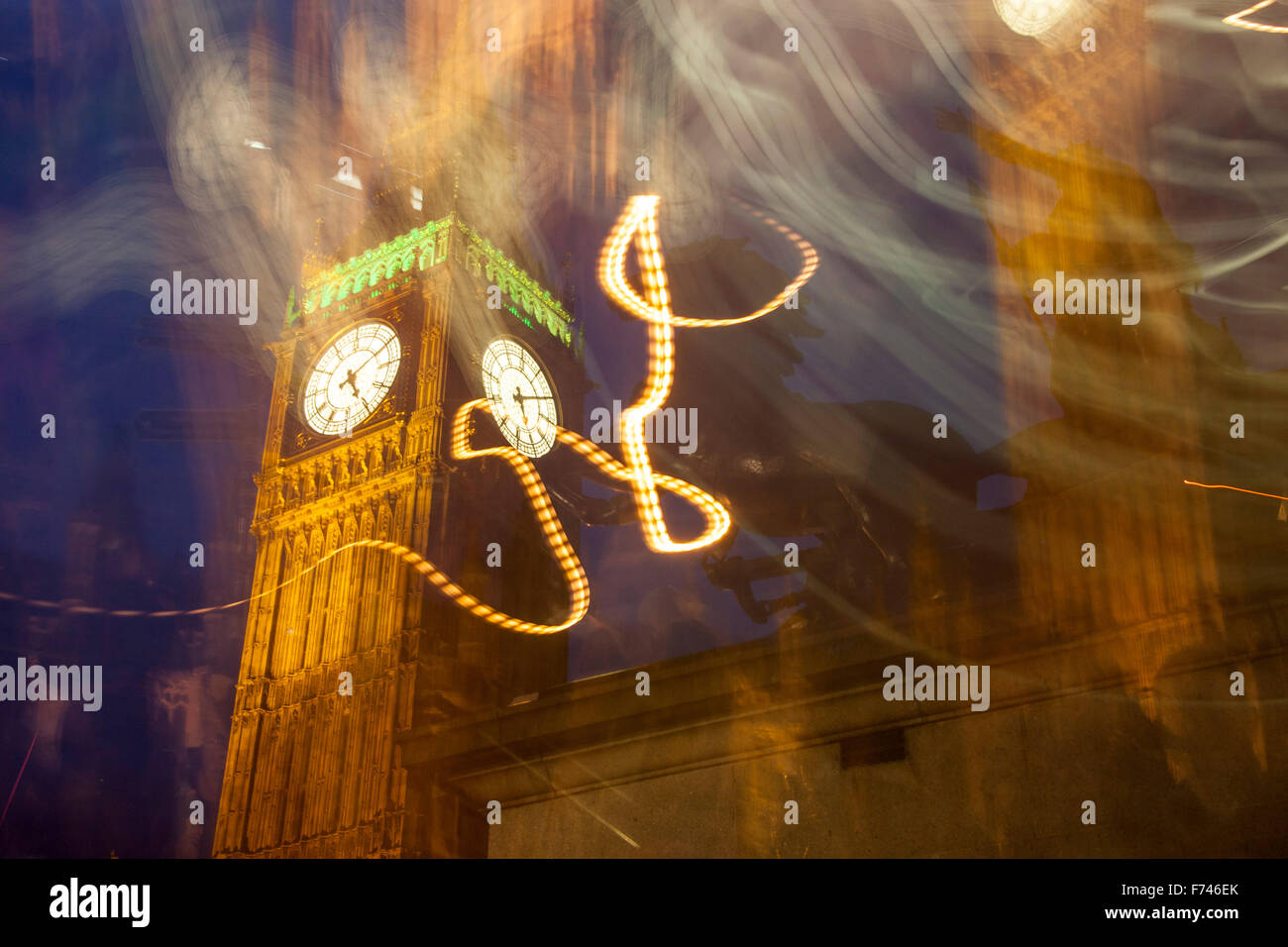 Vibrazioni della fotocamera Big Ben Case del Parlamento night shot con treppiede slitta per creare insoliti effetto astratto con luci sfocate Foto Stock