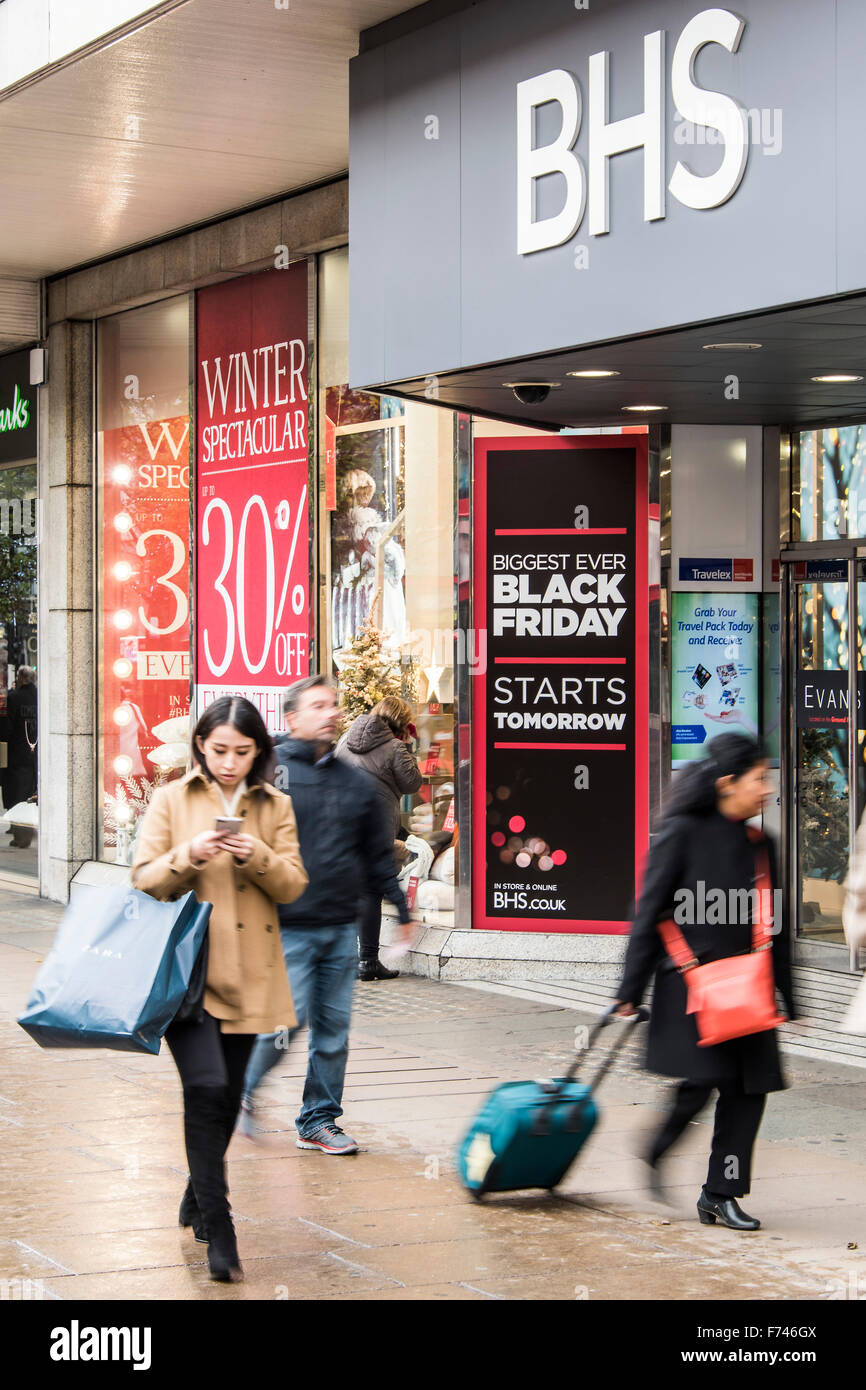 Londra, Regno Unito. 25 Novembre, 2015. BHS offre fino a 30% di sconto nel suo inverno spettacolare e il Black Friday sales. Oxford street si prepara le sue offerte a prezzi scontati per il Black Friday. Credito: Guy Bell/Alamy Live News Foto Stock