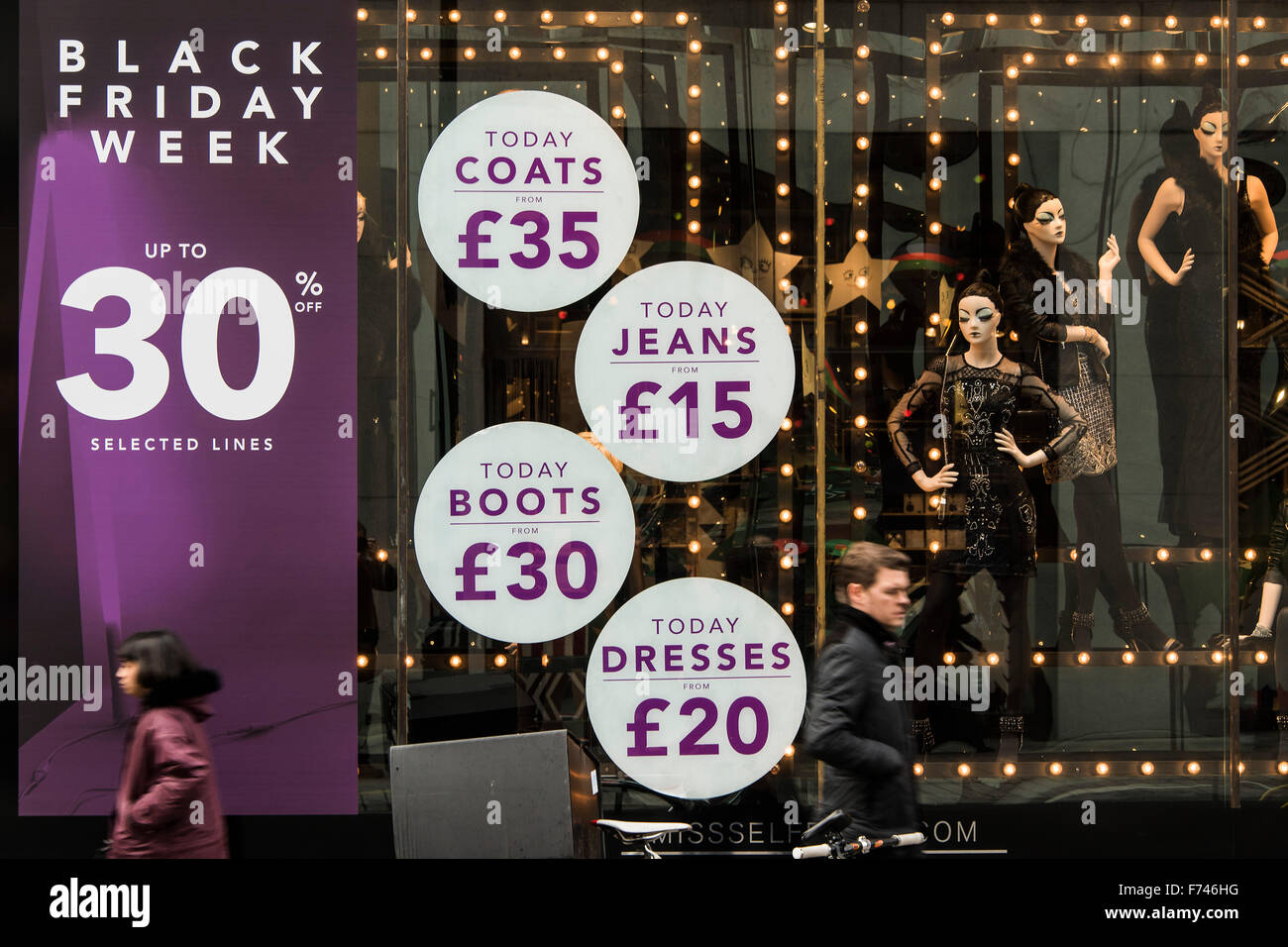 Londra, Regno Unito. 25 Novembre, 2015. Miss Selfridge offre fino a 30% di sconto nel suo inverno spettacolare e il Black Friday settimana di vendite. Oxford street si prepara le sue offerte a prezzi scontati per il Black Friday. Credito: Guy Bell/Alamy Live News Foto Stock