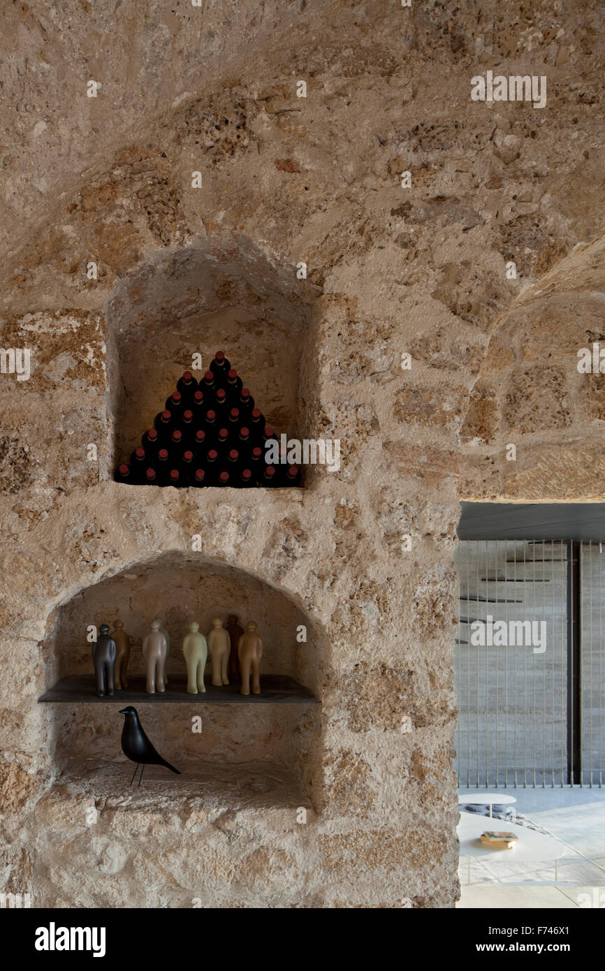 Rustico e moderno . Esposti muro di pietra con scaffalature di nicchia in casa, Jaffa, Tel Aviv, Israele Foto Stock