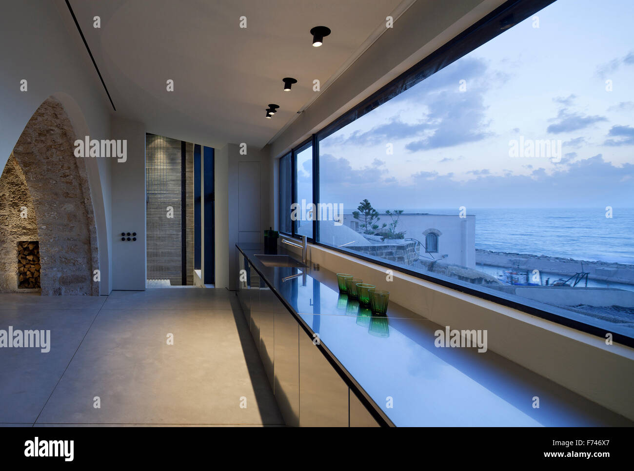 Vista costiera uncurtained attraverso la finestra della cucina in casa, Jaffa, Tel Aviv, Israele Foto Stock