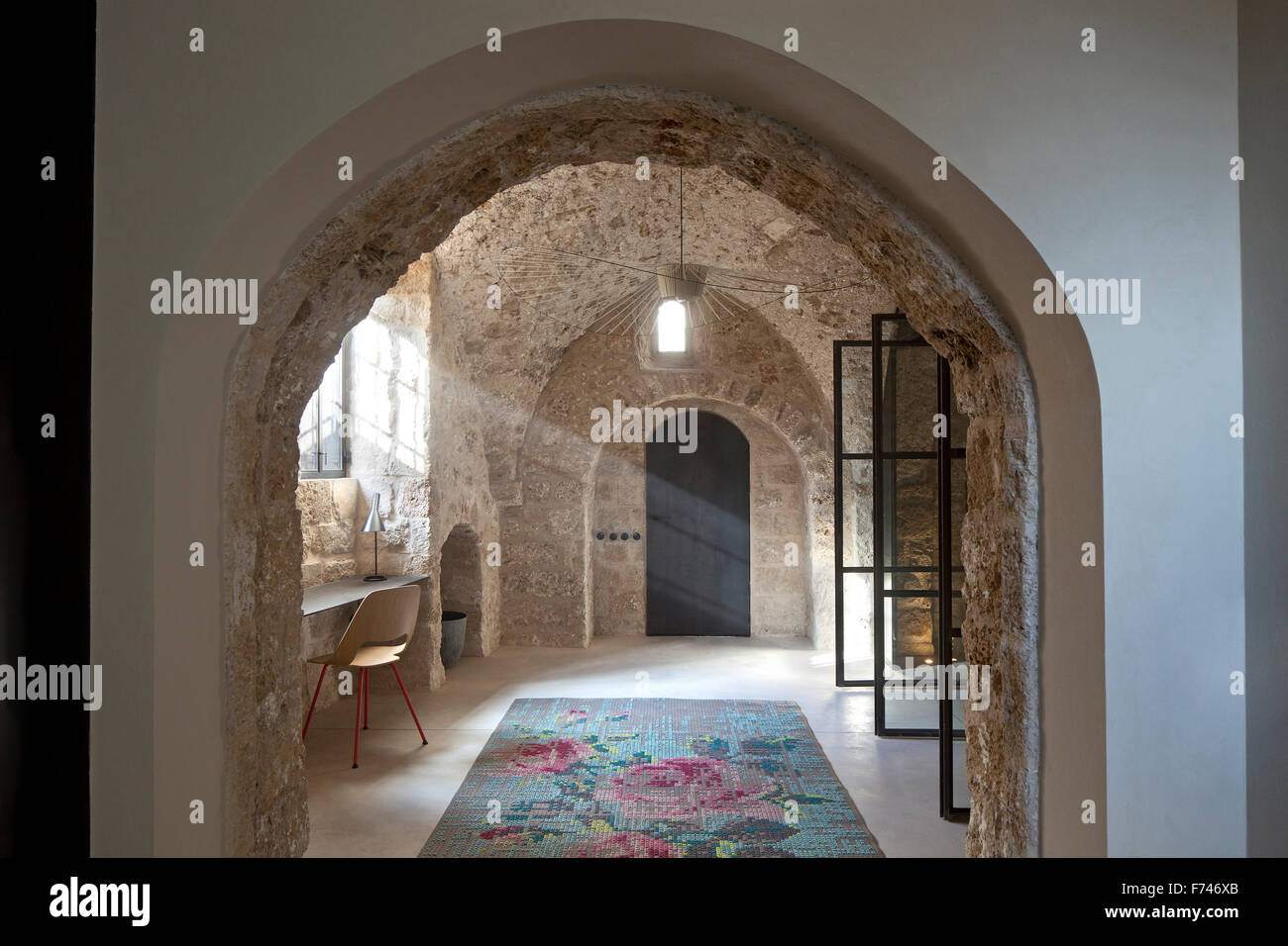 Accesa la luce e portale in pietra in casa, Jaffa, Tel Aviv, Israele Foto Stock