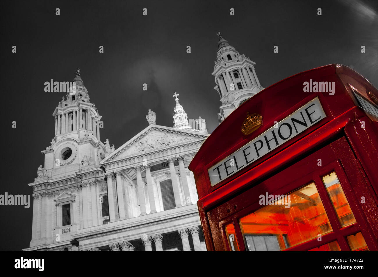 La Cattedrale di St Paul e di notte con i tradizionali K6 telefono rosso box Londra Inghilterra REGNO UNITO rosso su bianco e nero monocromatico Foto Stock