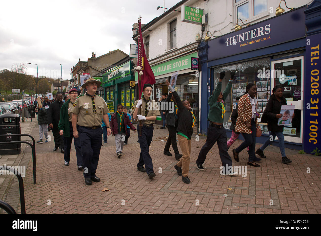 Croce con Crossrail marcia di protesta in Abbey Wood, Londra, Novembre 2015 Foto Stock