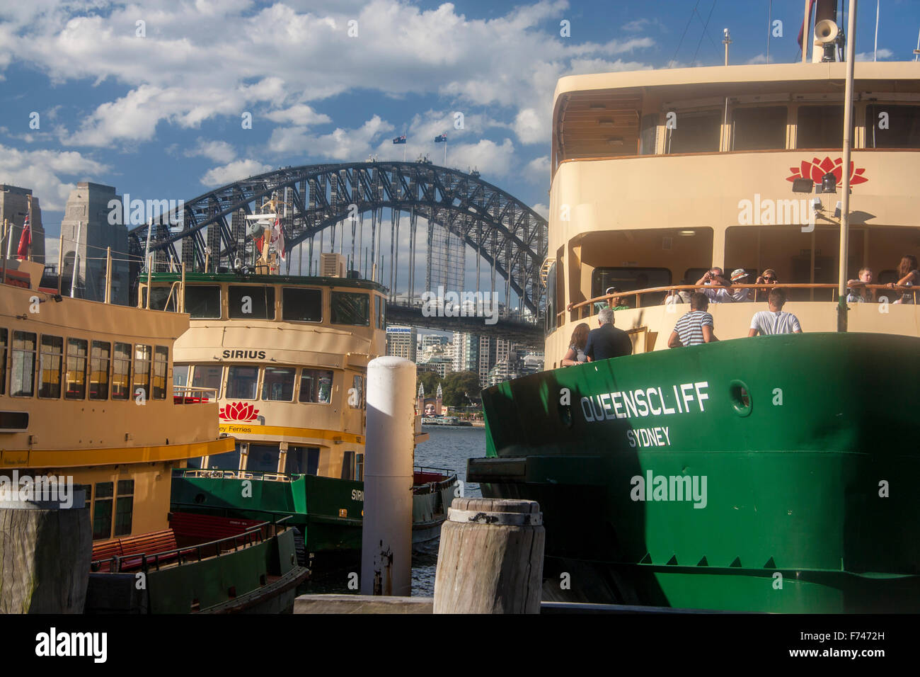 Ferry di Sydney Sirius e Queenscliff ai pontili in Circular Quay con il Ponte del Porto di Sydney dietro NSW Australia Foto Stock