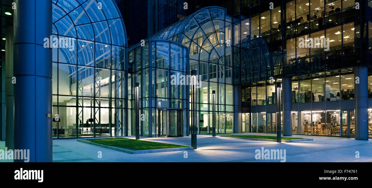 Accesa facciata di vetro blu e ingresso alla Torre di Exchange, Docklands, Londra, Inghilterra, Regno Unito Foto Stock