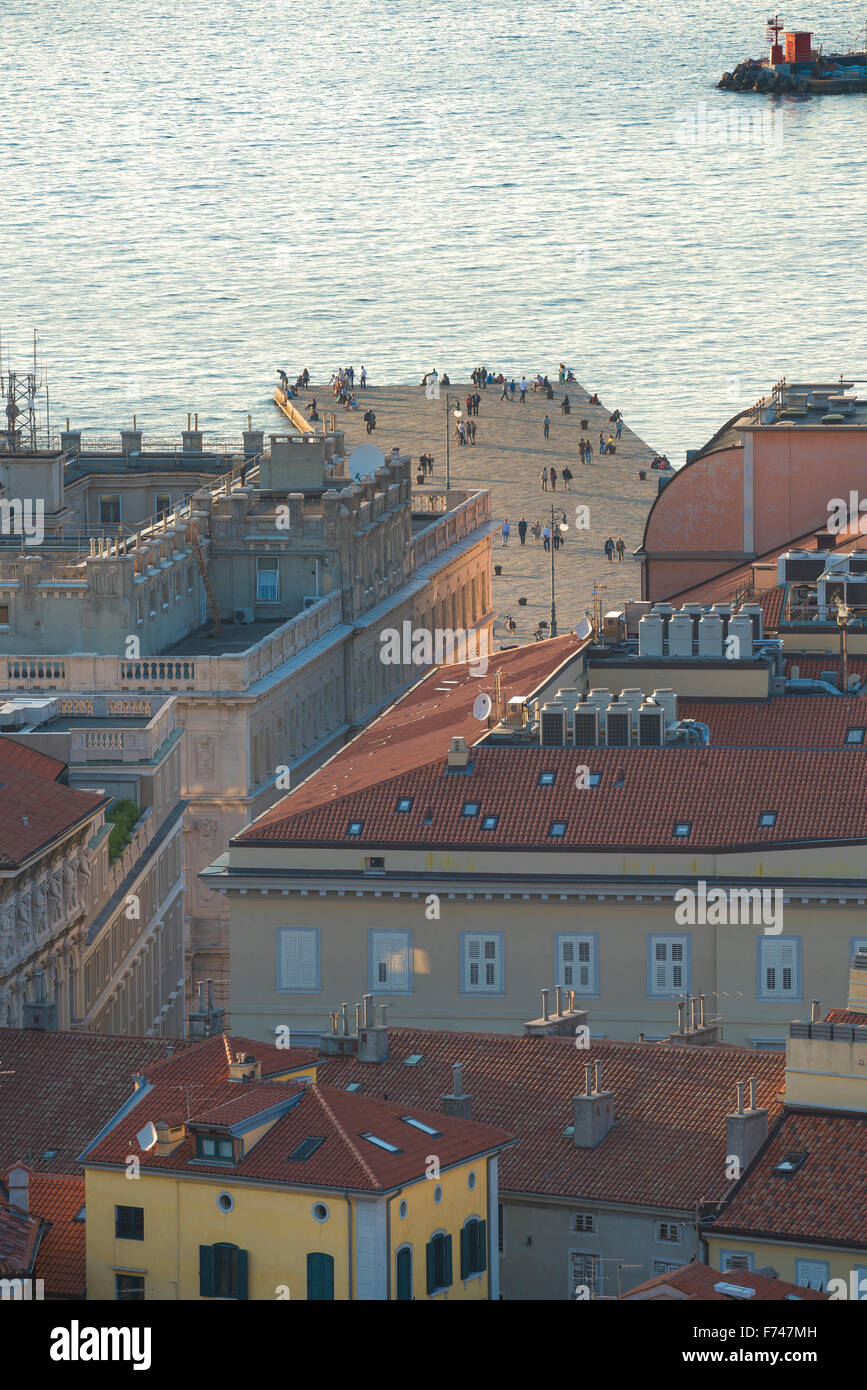 Trieste veduta aerea dei tetti e del famoso molo in pietra, il Molo audace, lungo il lungomare della città di Trieste. Foto Stock