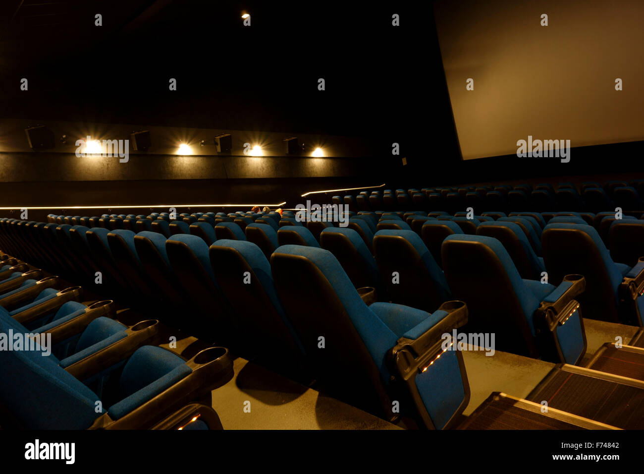 Sedili e lo schermo in un film il teatro o il cinema con Luci oscurato e nessuno Foto Stock