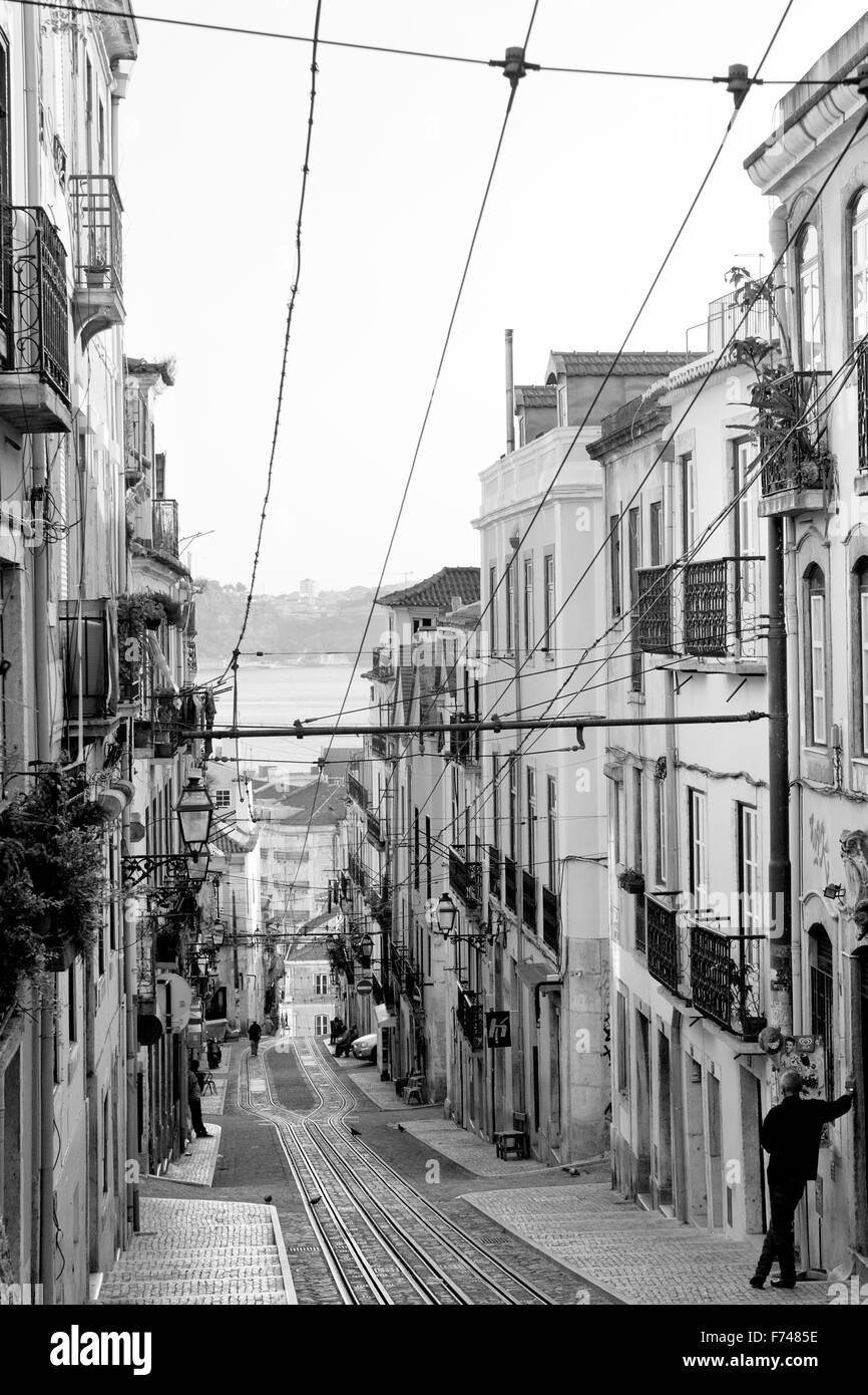 Rua da Bica de Duarte Belo, nel centro storico di Lisbona, Portogallo. Foto Stock