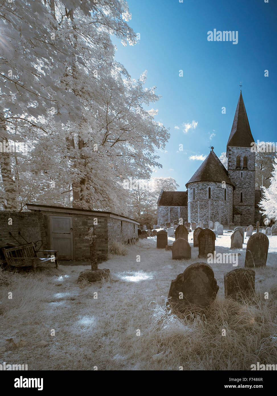 Vecchia chiesa in inglese paesaggio di campagna a infrarossi Foto Stock