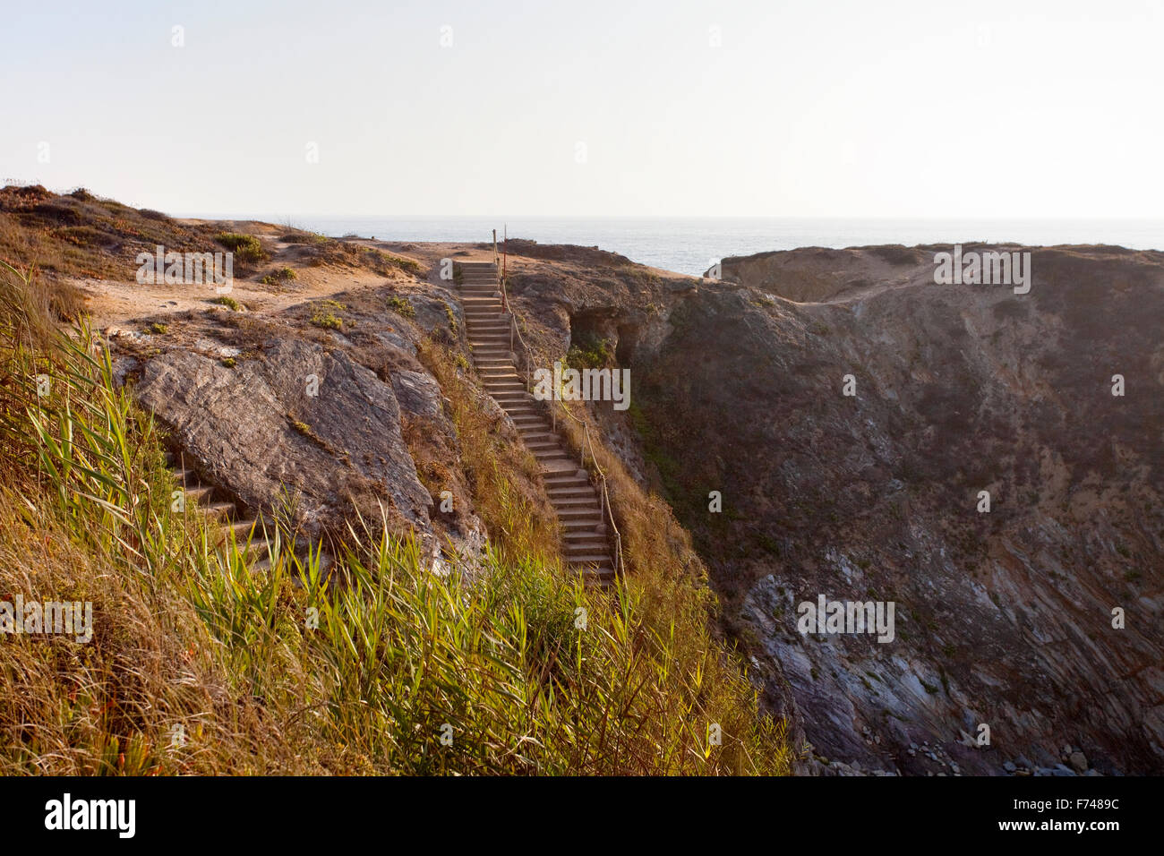 Scale che salgono dalla spiaggia alla scogliera vicino a Porto Covo, Alentejo, Portogallo Foto Stock