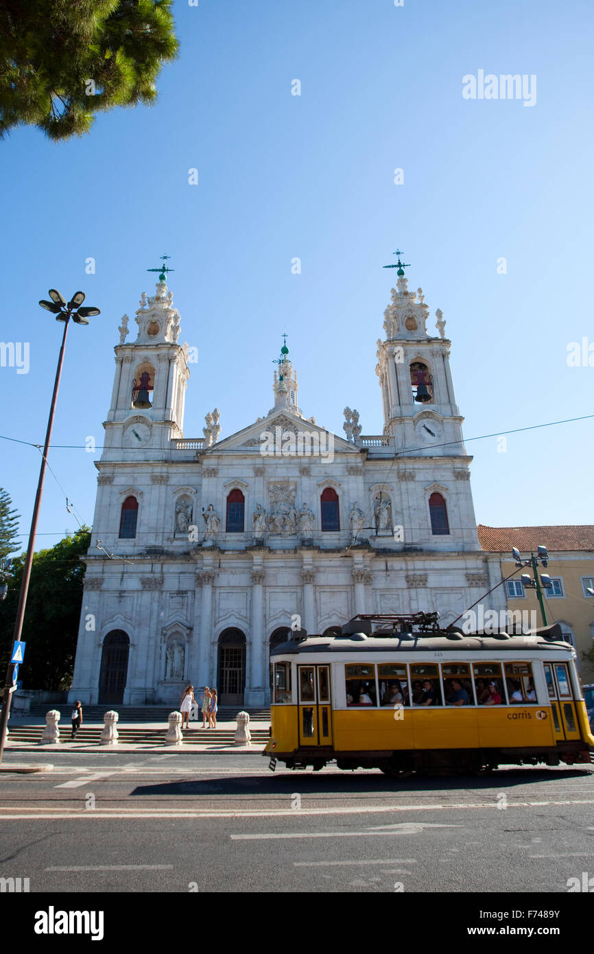 Un Tram 28 passando davanti alla basilica da Estrela, Lisbona, Portogallo. Foto Stock