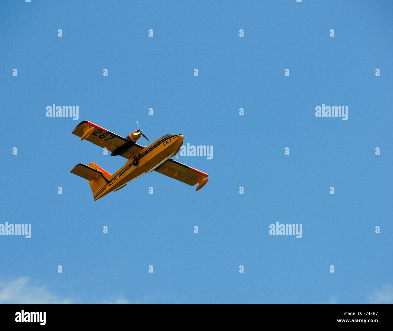 Un bombardiere di acqua in servizio attivo durante la lotta contro gli incendi boschivi in Montana. Foto Stock