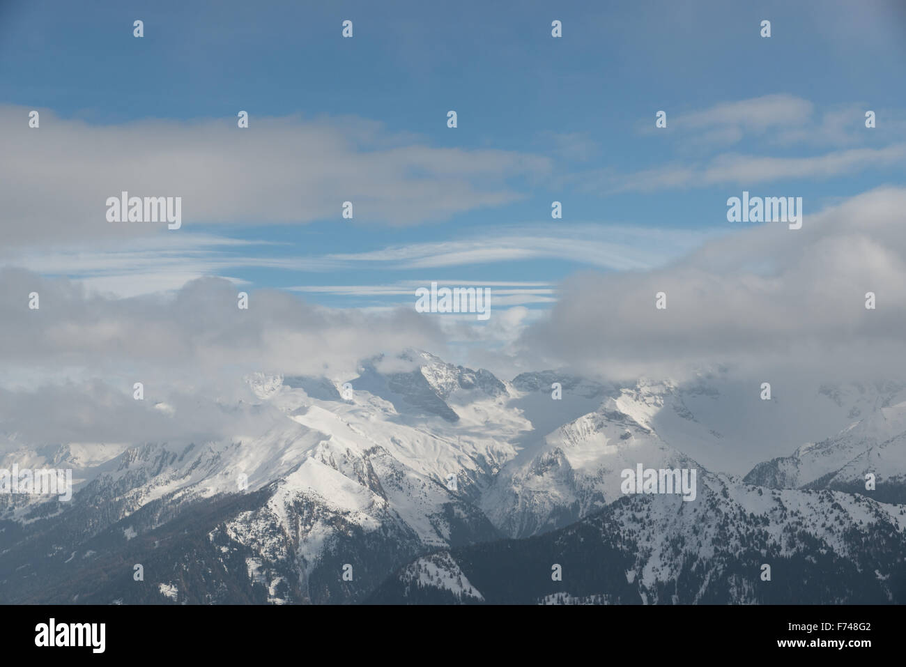 Panorama con vette innevate delle Alpi Foto Stock