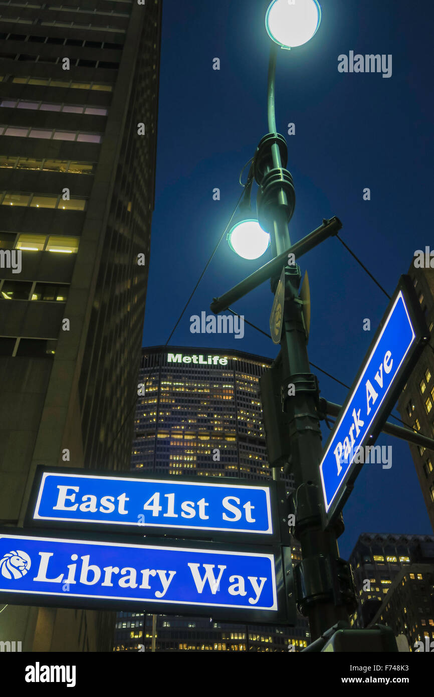 Cartello East 41st St e Park Avenue di fronte al Grand Central e Met Life Building, New York, Stati Uniti d'America Foto Stock