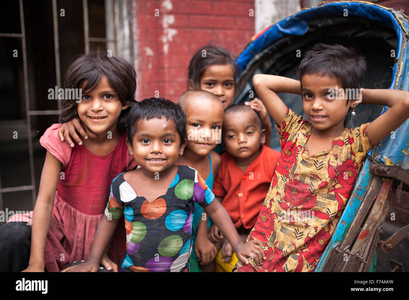 Dacca in Bangladesh 17 Novembre: i bambini di strada a giocare nella parte anteriore del vecchio edificio in vecchio Dhaka il 17 novembre 2015. Vecchia Dacca è un termine utilizzato per fare riferimento al vecchio centro storico della città di Dacca, capitale del Bangladesh moderno. Essa è stata fondata nel 1608 come Jahangir Nagar, la capitale del Bengala Mughal. Foto Stock