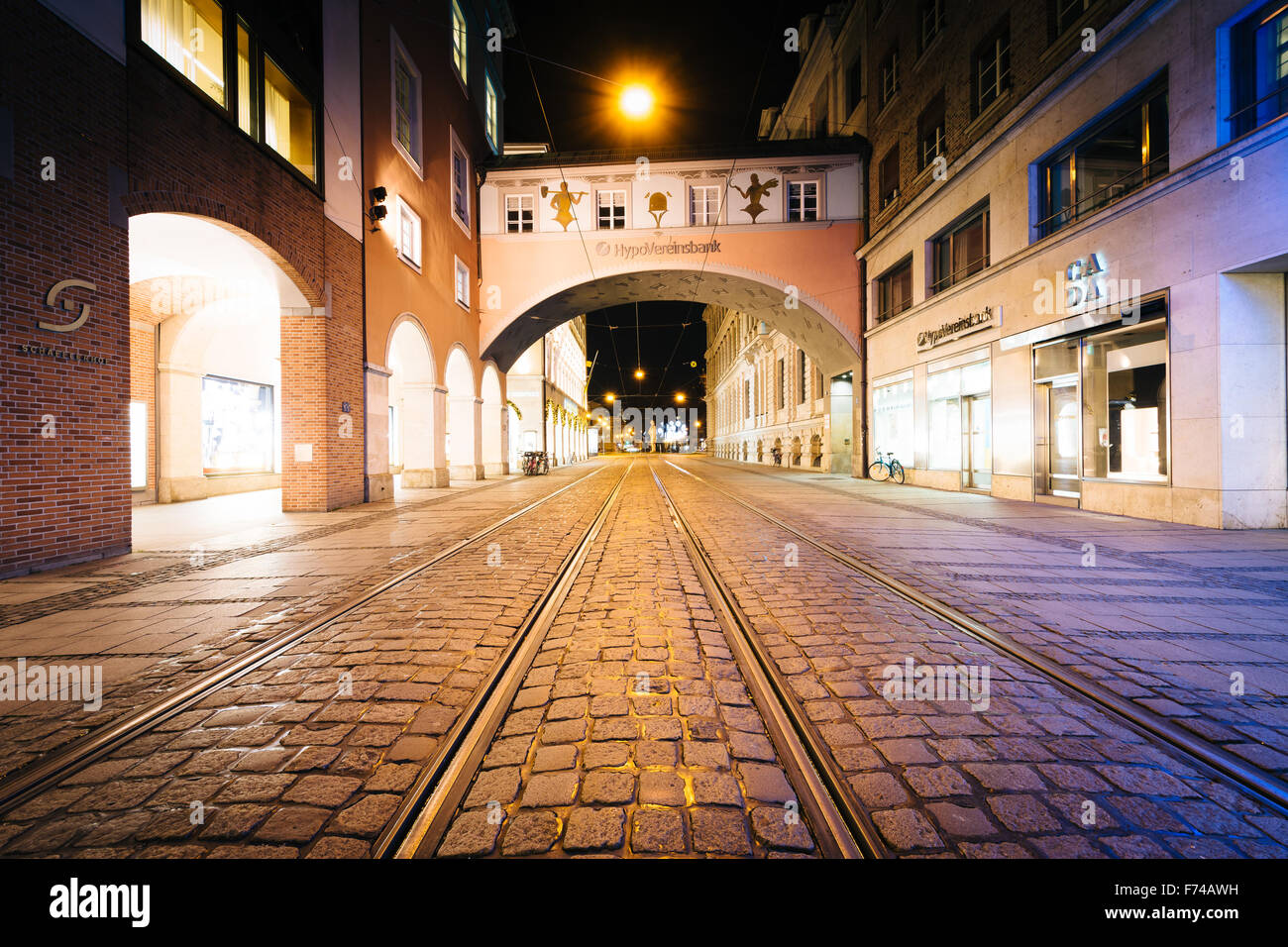 I binari del tram e arco su Maffeistraße di notte, a Monaco di Baviera, Germania. Foto Stock