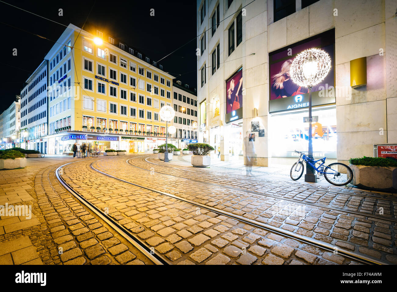 I binari del tram lungo Theatinerstraße, a Monaco di Baviera, Germania. Foto Stock
