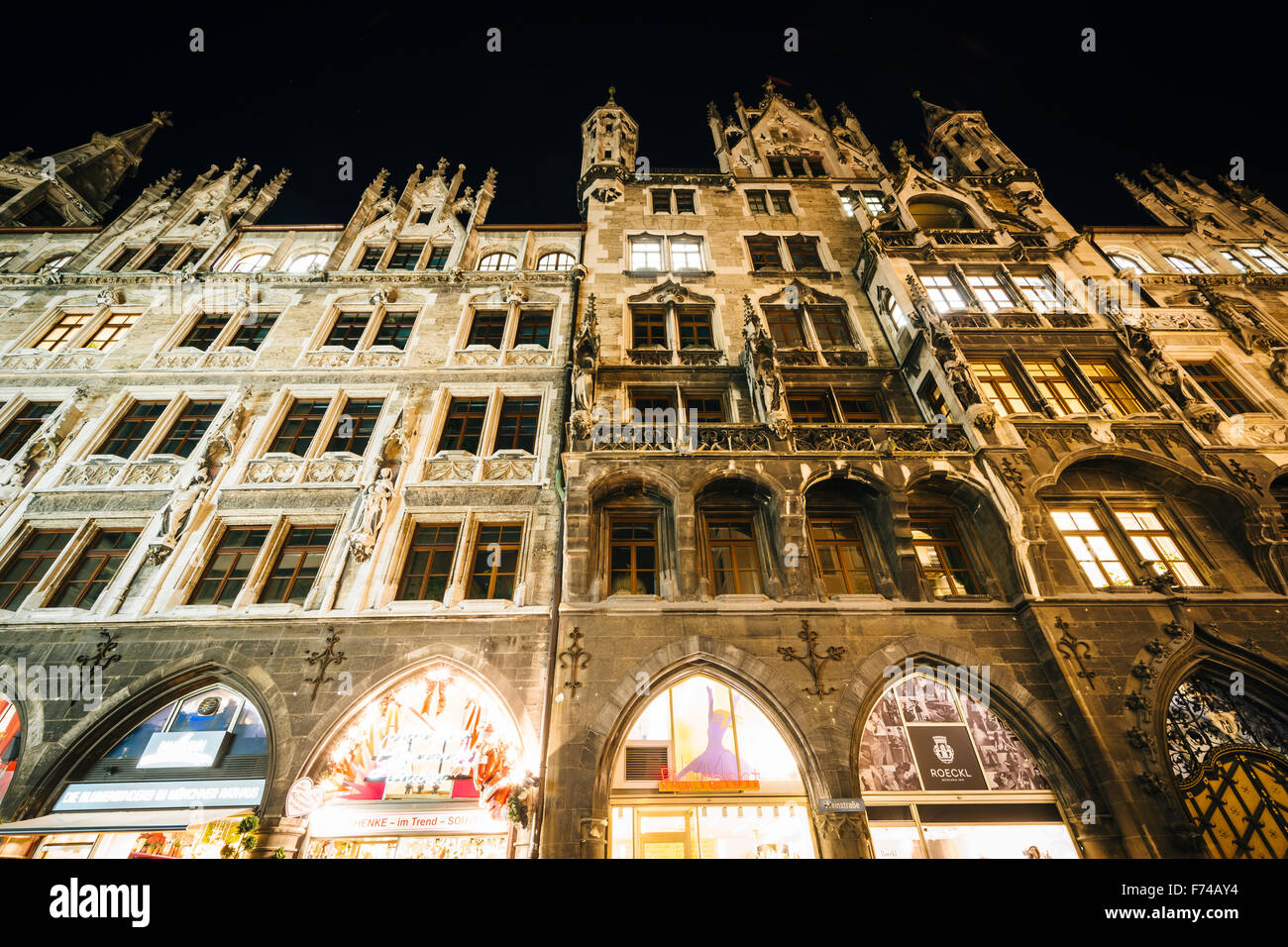 Nuovo Municipio di notte, a Monaco di Baviera, Germania. Foto Stock