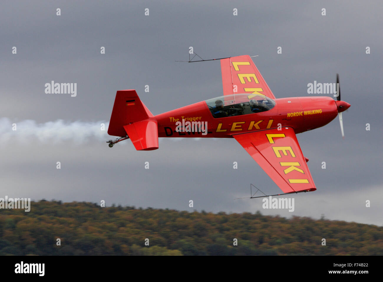 Volare al limite con 10 G-carico. Klaus Lenhart, nell'abitacolo della sua rosso macchina acrobatico, tipo extra 300L. Foto Stock