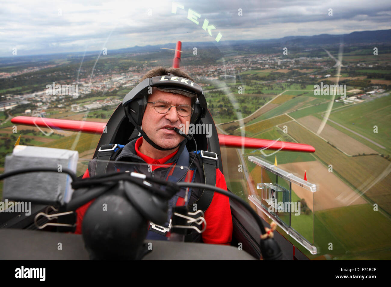 Volare al limite con 10 G-carico. Klaus Lenhart, nell'abitacolo della sua rosso macchina acrobatico, tipo extra 300L. Foto Stock