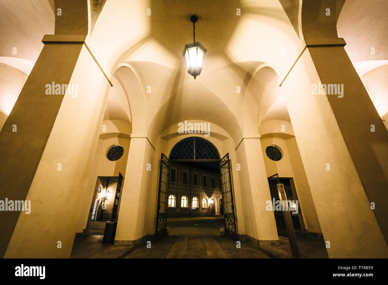 Corridoio presso la Residenz Monaco di notte, a Monaco di Baviera, Germania. Foto Stock