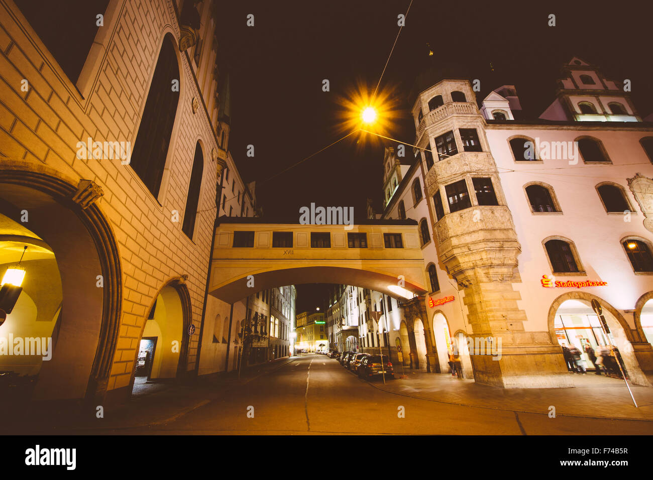 Passaggio sopraelevato su Sparkassenstraße di notte, a Monaco di Baviera, Germania. Foto Stock