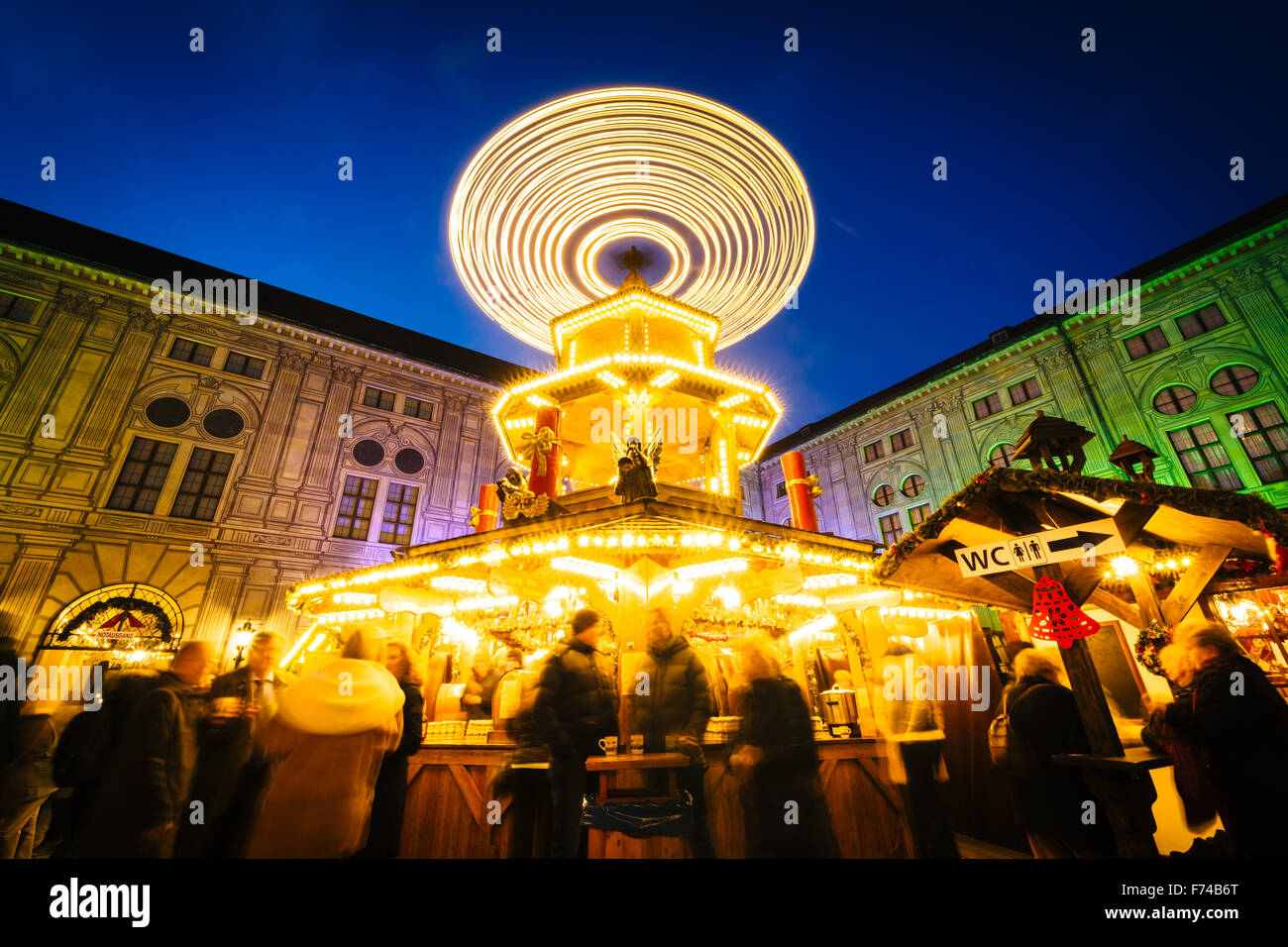 Mercatino di Natale a notte presso la Residenz di Monaco di Baviera, a Monaco di Baviera, Germania. Foto Stock