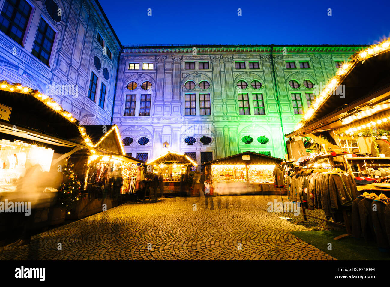 Mercatino di Natale a notte presso la Residenz di Monaco di Baviera, a Monaco di Baviera, Germania. Foto Stock