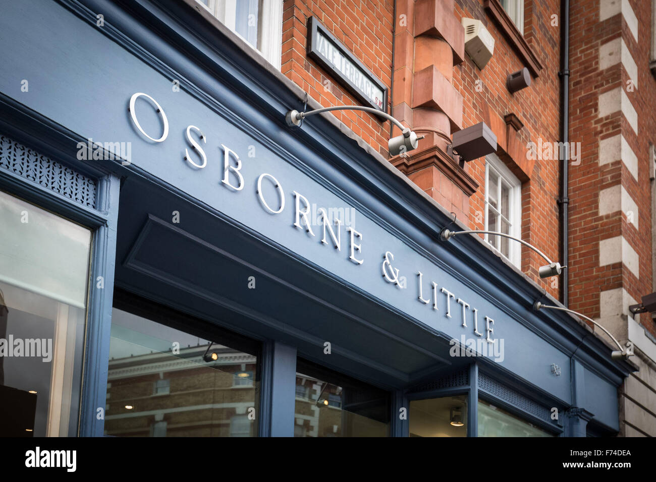 Londra, Regno Unito. 25 Novembre, 2015. "Osborne & Little' shop situato sulla King's Road appartenenti al Cancelliere dello Scacchiere George Osborne famiglia. Osborne & Little è una sistemazione di tessuto e sfondi società a cui è stato co-fondato dal Cancelliere dello Scacchiere il padre di Sir Peter Osborne, xvii Baronet di Ballintaylor e credito Ballylemon: Guy Corbishley/Alamy Live News Foto Stock