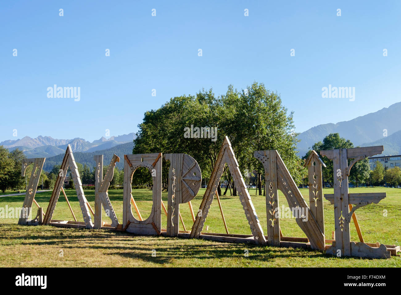 Free standing lettere città di ortografia nome sign in un parco con Alti Tatra dietro. Zakopane, Tatra County, Polonia, Europa Foto Stock