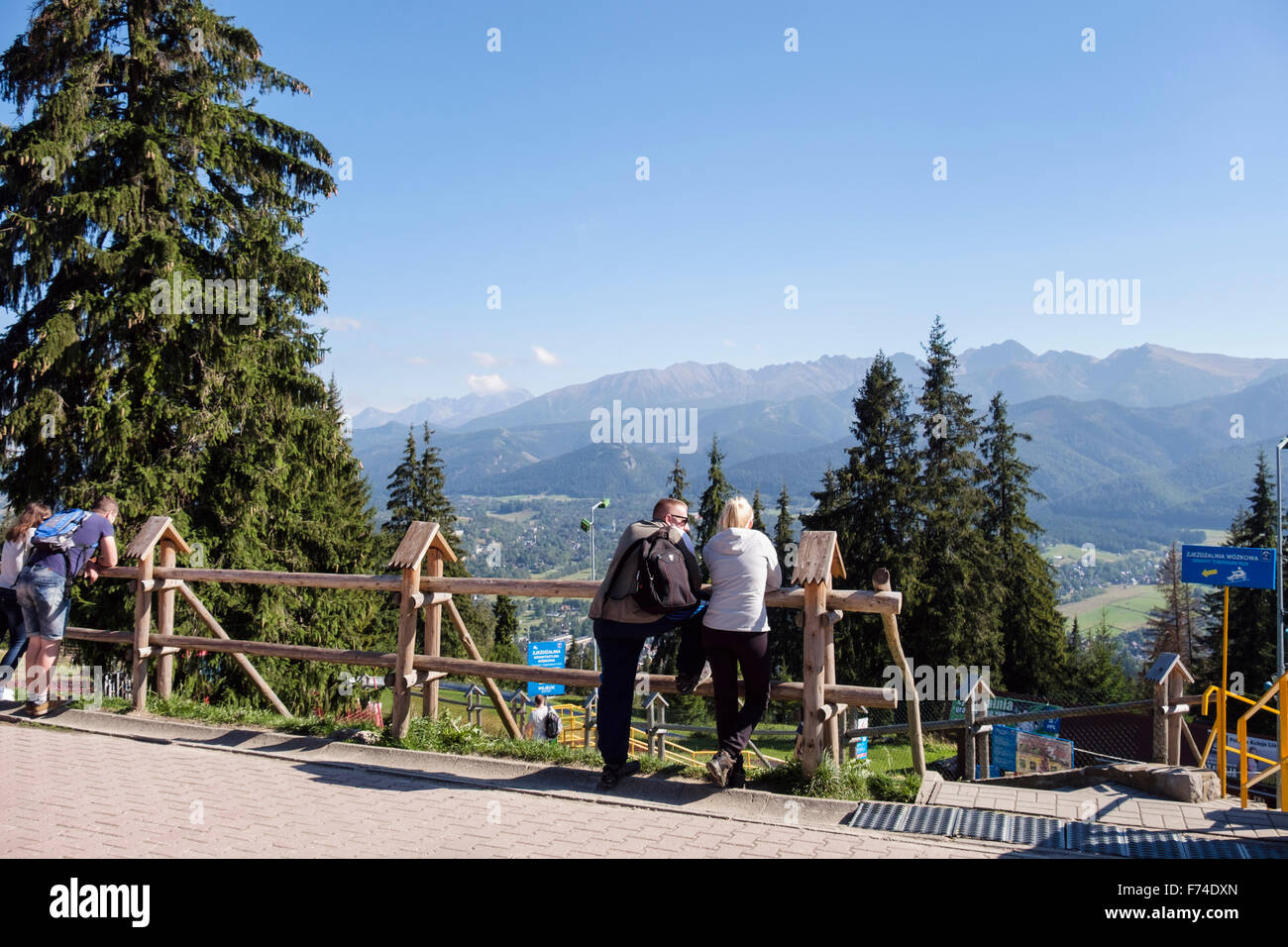 I visitatori guardano alla vista dei Monti Tatra da Gubałowka Mountain, Zakopane, Tatra County, Polonia, Europa Foto Stock