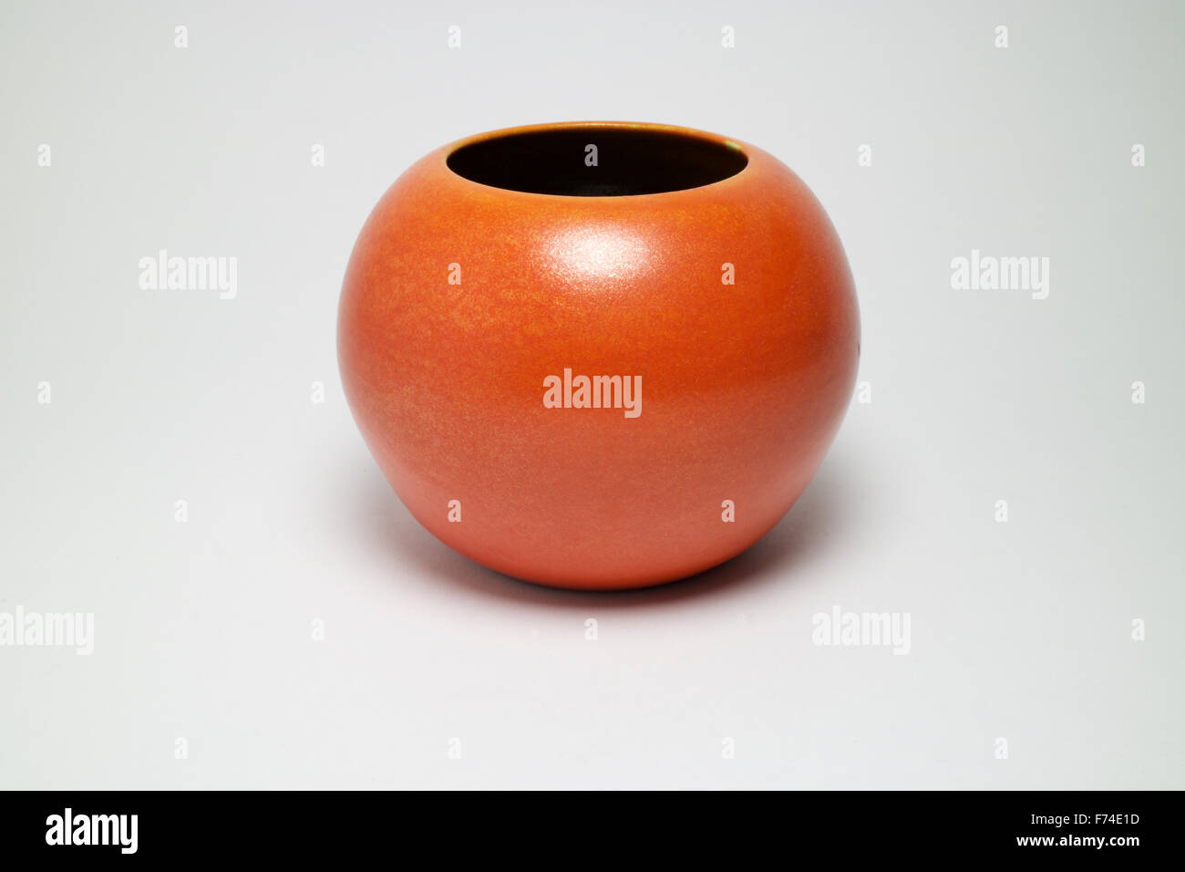 Art Deco Ashtead ceramiche vaso sferica coperto verso l'esterno con uranio cristallino di smalto di colore arancione Foto Stock