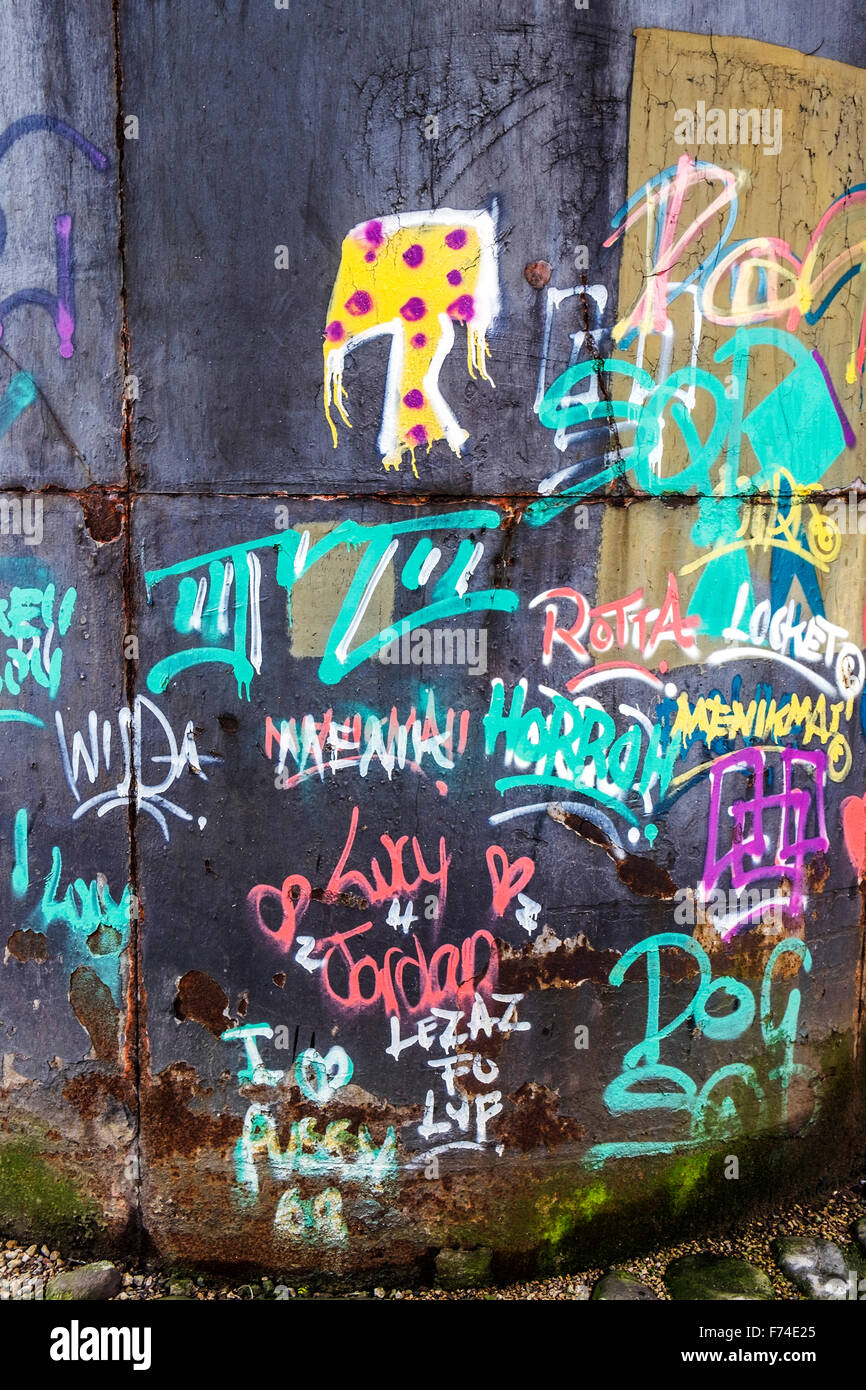 Graffiti su un supporto metallico pilastro di un ponte di overhead, Foto Stock