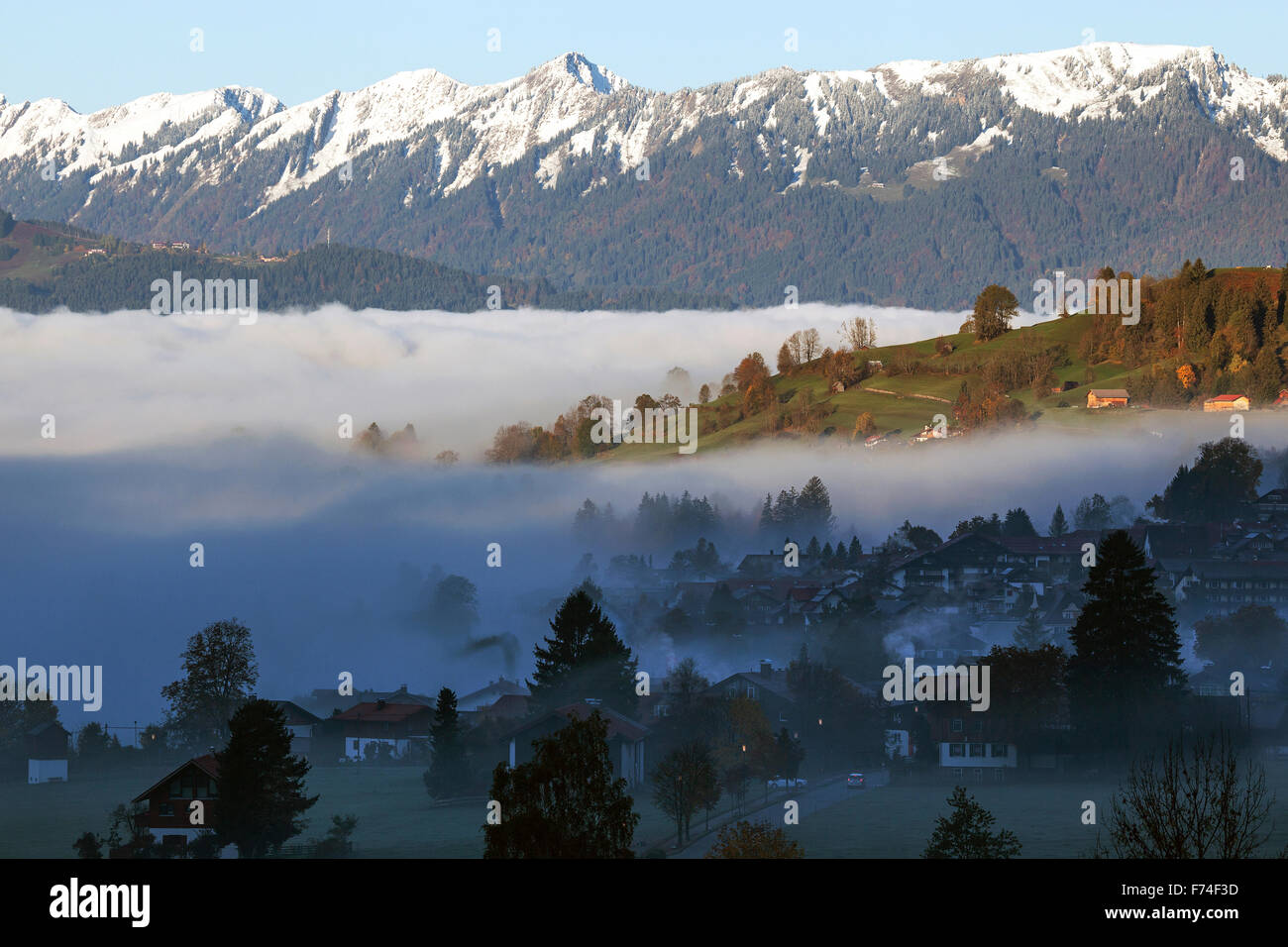 Nebbia di mattina al di sopra di Ostrach Valley e Bad Hindelang, Algovia montagne dietro, Algovia, Baviera, Germania Foto Stock