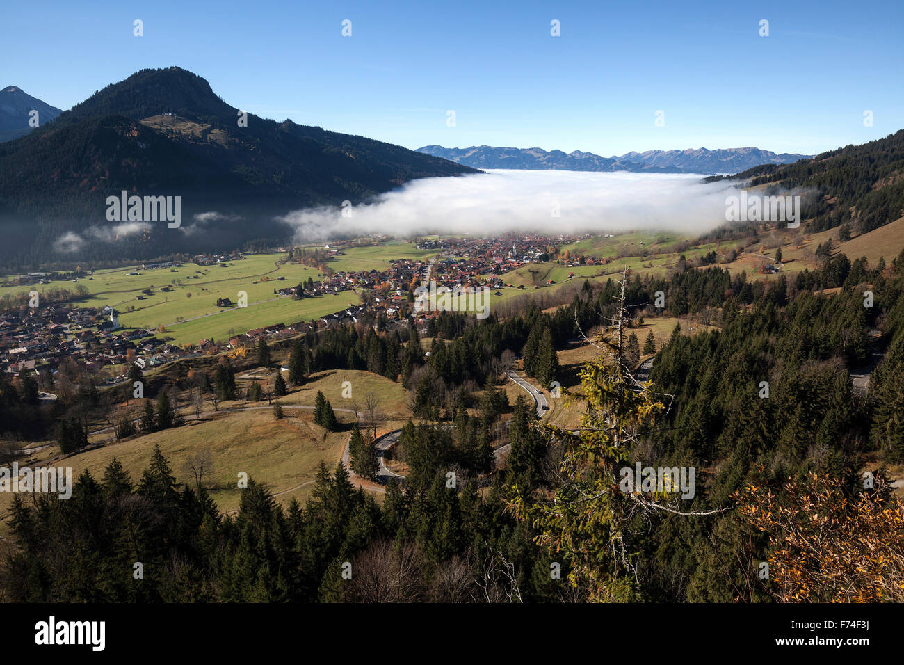 Vista di Ostrach Valley, Bad Oberdorf sinistra, Imberger Horn medio, Bad Hindelang nella nebbia destra, Algovia, Baviera, Germania Foto Stock