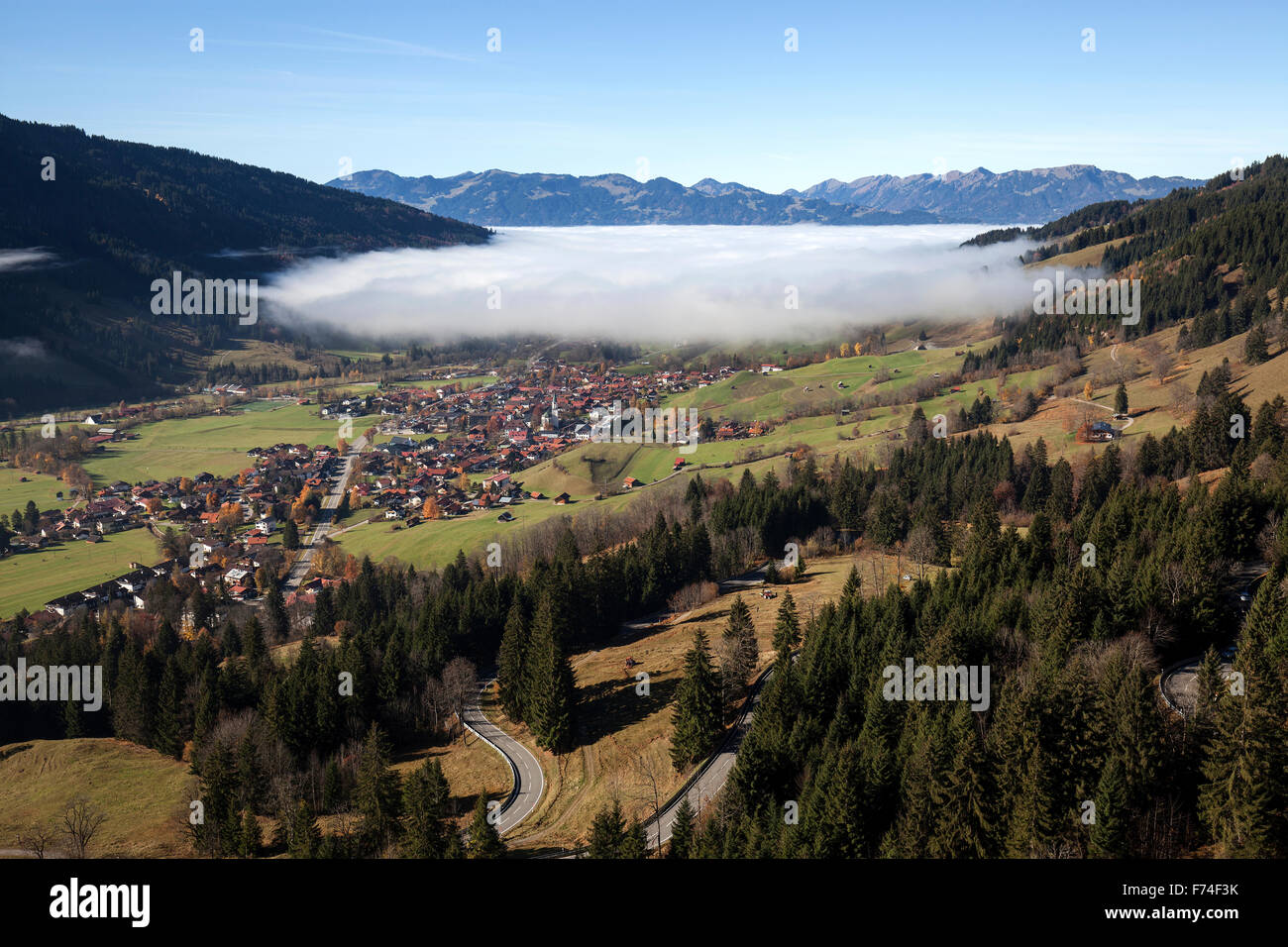 Vista di Ostrach Valley, Bad Hindelang nella nebbia, Algovia, Baviera, Germania Foto Stock