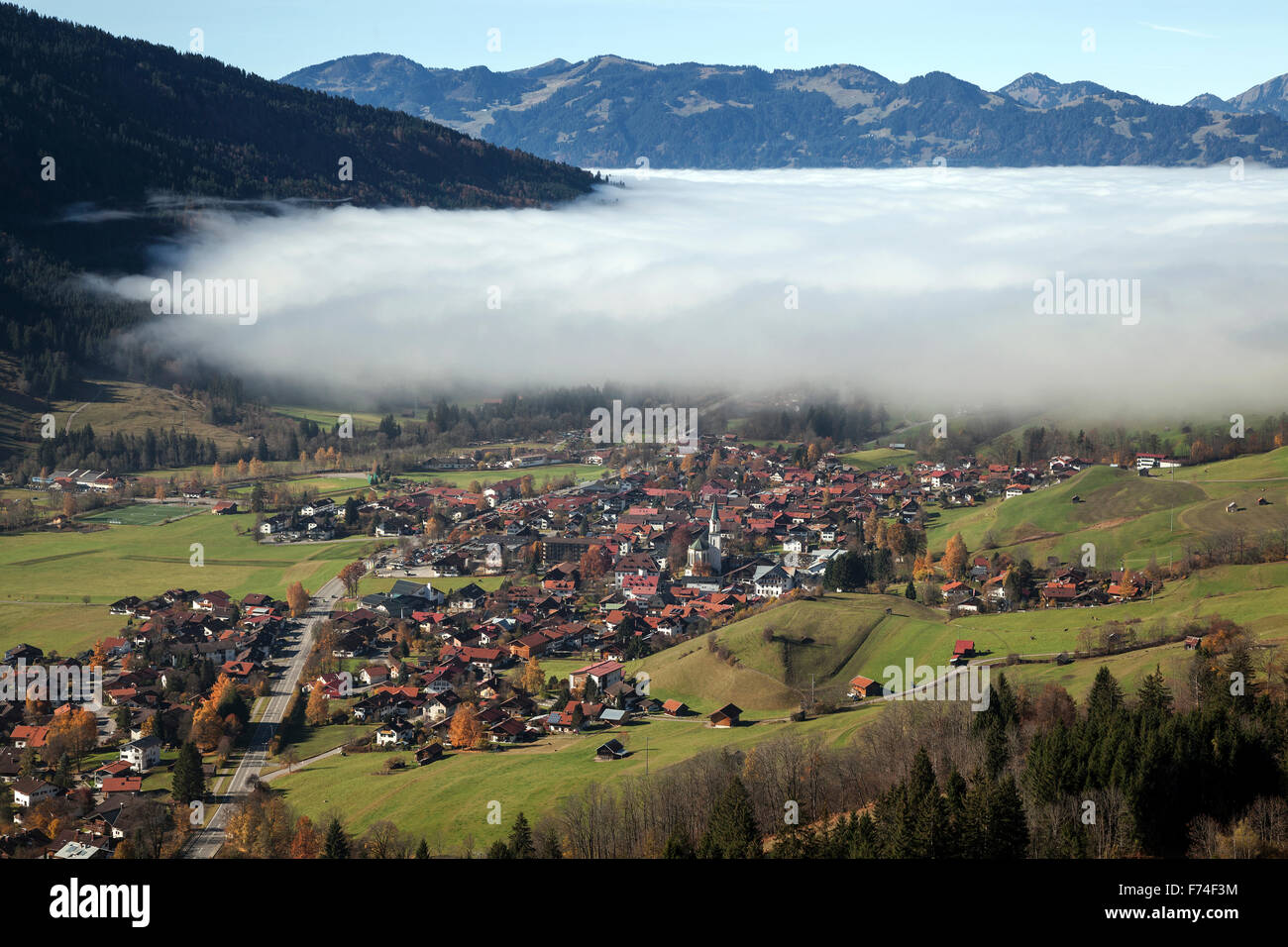 Vista di Ostrach Valley, Bad Hindelang nella nebbia, Algovia, Baviera, Germania Foto Stock