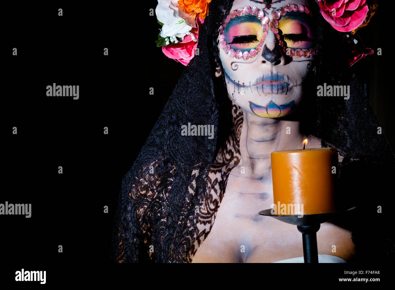Messico - Dia de Muertos. La Calavera Catrina con candela - tradizionale messicano scheletro femminile figura che simboleggia la morte Foto Stock
