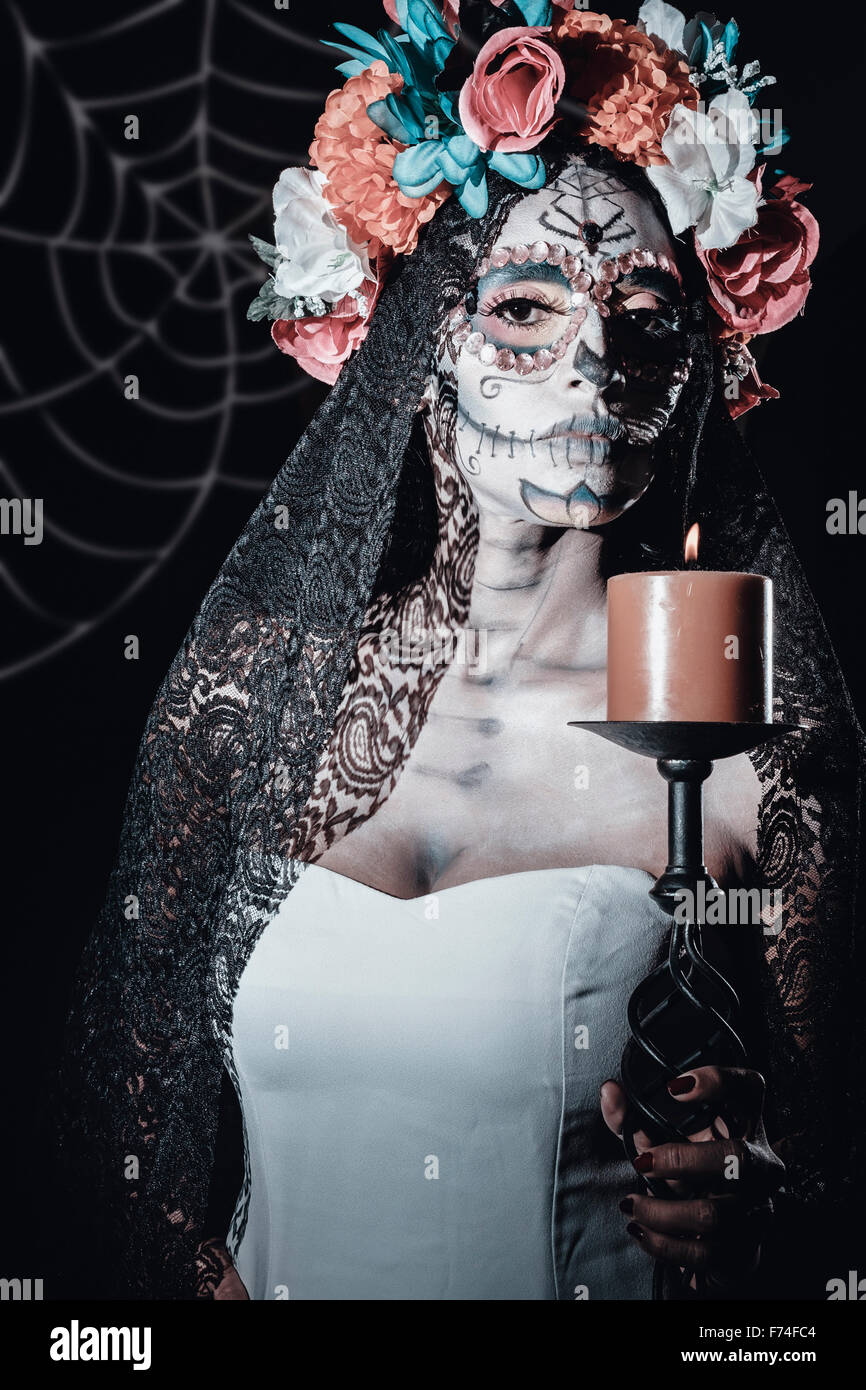 Messico - Dia de Muertos. La Calavera Catrina holding - candela tradizionale messicano scheletro femminile figura che simboleggia la celebra Foto Stock