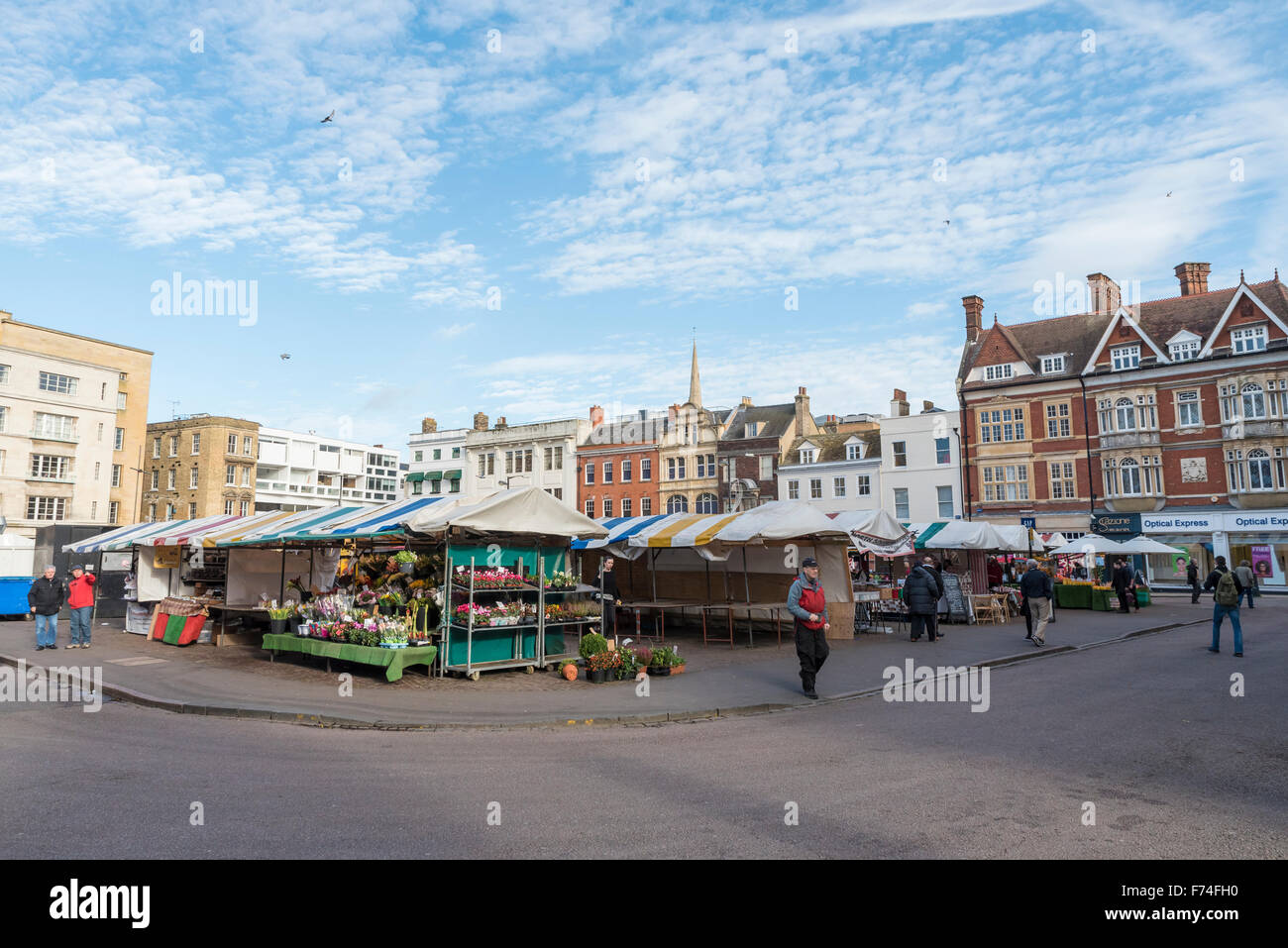 Vista della piazza del mercato e il mercato giornaliero della città di Cambridge Cambridgeshire England Foto Stock