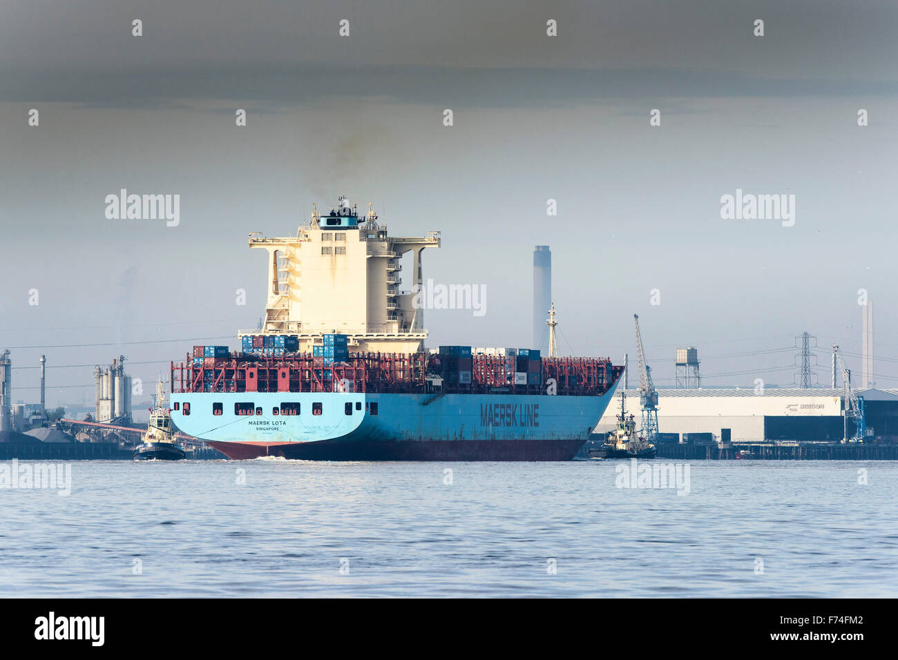 Il contenitore nave Maersk Lota circa per entrare Tilbury porta sul fiume Tamigi. Foto Stock