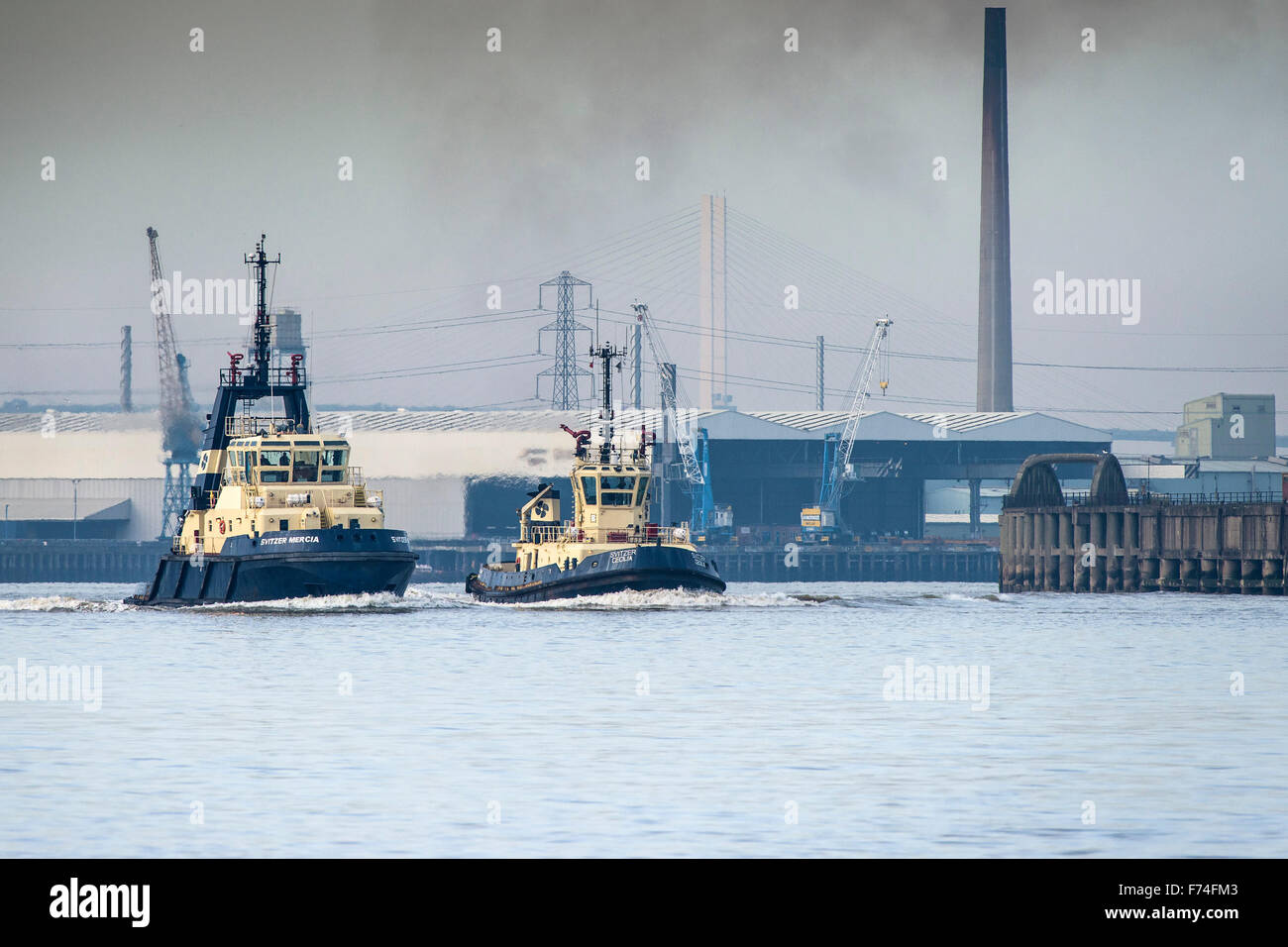 I rimorchiatori, Svitzer Mercia e Svitzer Cecilia di lasciare il porto di Tilbury e downriver per la cottura a vapore sul Fiume Tamigi. Foto Stock