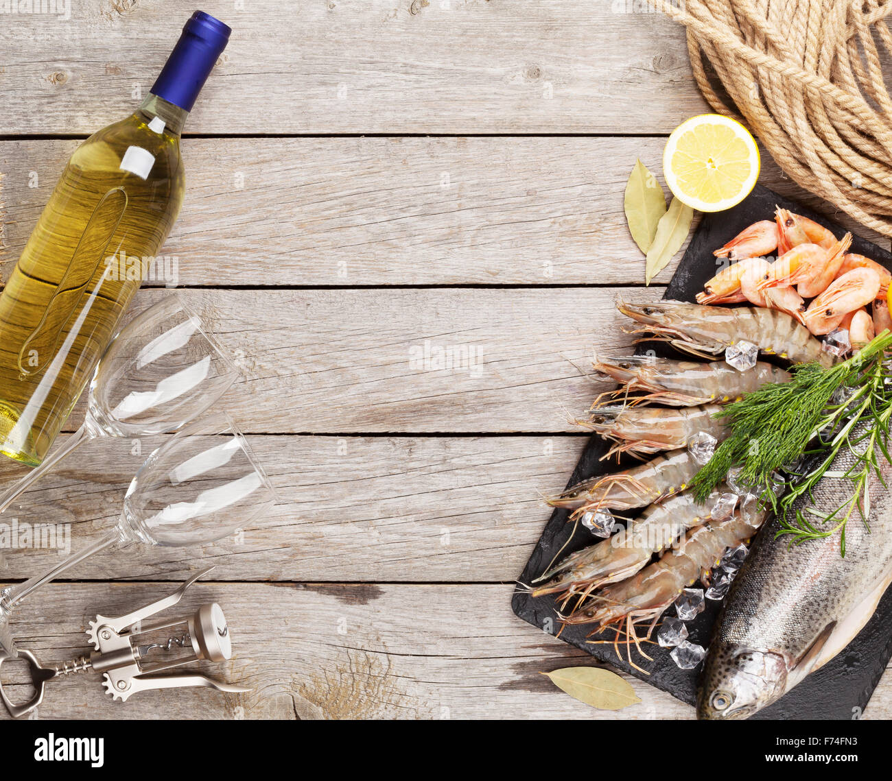 Crudo fresco il cibo del mare con spezie e vino bianco su tavola di legno dello sfondo. Vista da sopra con lo spazio di copia Foto Stock